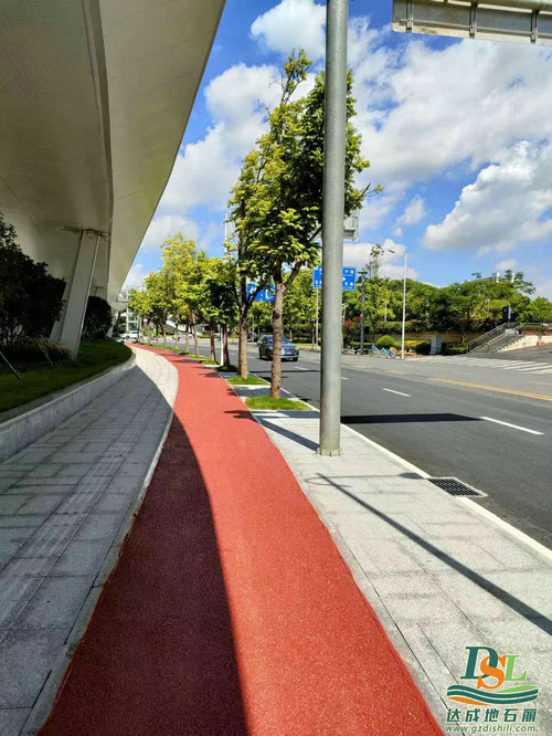 東莞市中心2號橋彩色透水混凝土噴油進(jìn)行中！