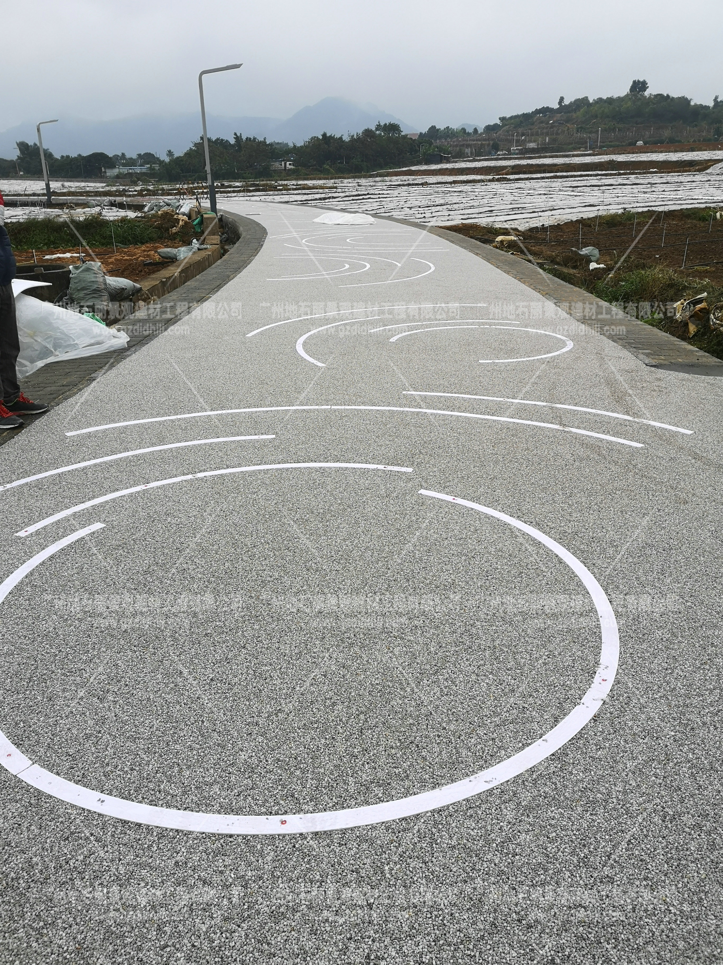 海綿城市透水發(fā)光石子膠粘石路面。深圳光明新區(qū)綠道支線段發(fā)光路面農(nóng)田段