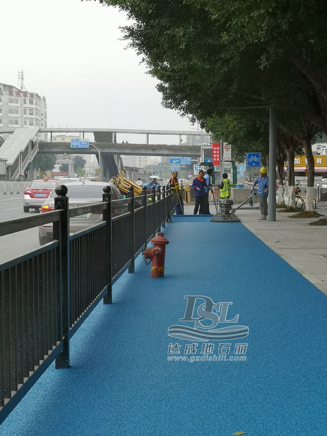 廣州藍透水綠道——天河區(qū)中山大道彩色高粘冷鋪透水瀝青路面